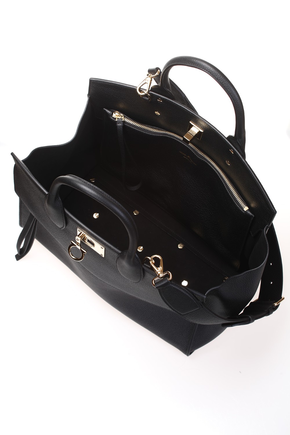 shop SALVATORE FERRAGAMO  Borsa: Salvatore Ferragamo "Borsa Studio" (L) in pelle di vitello martellata.
Pellame soffice e ricco al tatto.
Sfoderata.
Tracolla regolabile e removibile.
Grande tasca frontale con zip con tirante in pelle.
Patta Stondata.
Pochette interna, estraibile.
Piedini con borchie.
Chiusura con slider Gancini dorata.
Dimensioni: altezza 29 cm, lunghezza 55 cm, profondità 20 cm.
Composizione tessuto principale: 100% pelle di vitello.
Fatto in Italia.. 211772 THE STUDIO-001752737 number 3871291